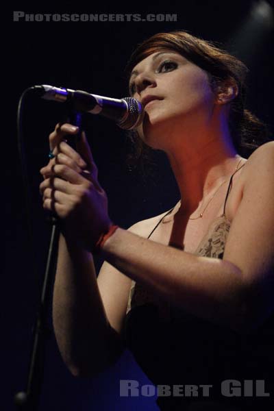 NOUVELLE VAGUE - 2006-06-14 - PARIS - Le Bataclan - Melanie Pain